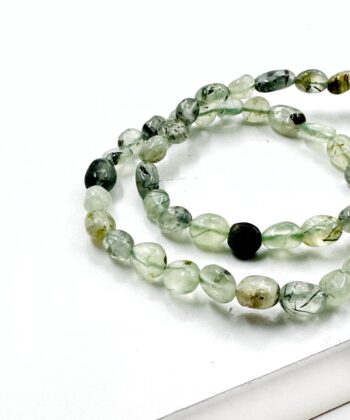 Grønne polerede perle stens armbånd på hvid baggrund