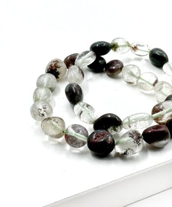 Garden kvarts polerede perle stens armbånd på hvid baggrund