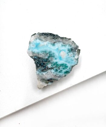 Larimar i blålig hav nuancer med lyse og mørke naturlige mønstre på hvid baggrund