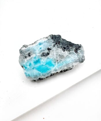 Larimar i blålig hav nuancer med lyse og mørke naturlige mønstre på hvid baggrund