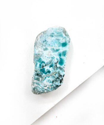 Larimar i blålig hav nuancer med lyse og mørke naturlige mønstre på hvid baggrund