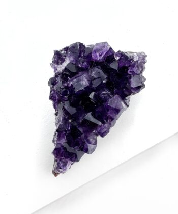 Naturlig lilla ametyst klynge på hvid baggrund