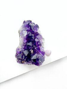 Naturlig lilla ametyst klynge på hvid baggrund