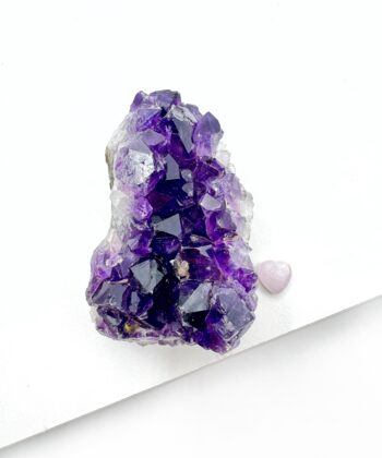 Naturlig lilla ametyst klynge på hvid baggrund