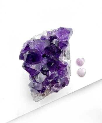 Naturlig lilla ametyst klynge på hvid baggrund