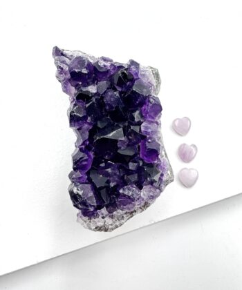 Naturlig lilla ametyst klynge på hvid baggrund