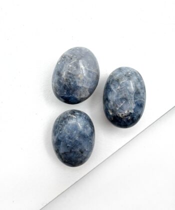 Lommesten blå grå farve glat poleret krystaller på hvid baggrund