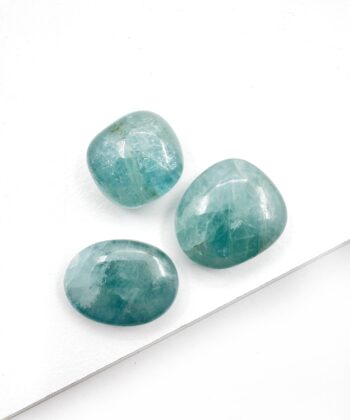 Akvamarin lommesten glat poleret krystaller på hvid baggrund