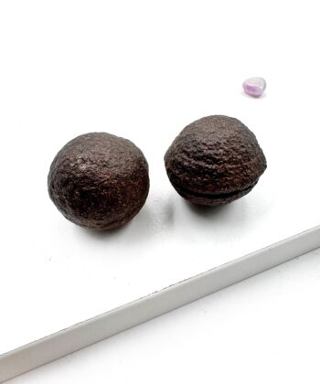 Brun oval finkornet overflade mineral sten på hvid baggrund