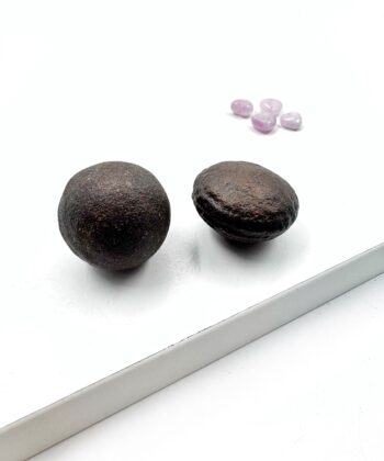 Brun oval finkornet overflade mineral sten på hvid baggrund