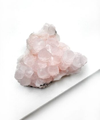 Blid lyserøde og hvide toner rå krystal klynge på hvid baggrund