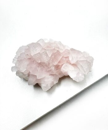 Blid lyserøde og hvide toner rå krystal klynge på hvid baggrund