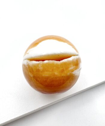 Gul og hvid nuanceret poleret krystal kugle spheres på hvid baggrund