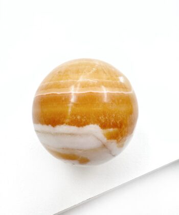 Gul og hvid nuanceret poleret krystal kugle spheres på hvid baggrund