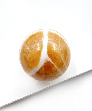 Gul og hvid nuanceret poleret krystal kugle spheres på hvid baggrund