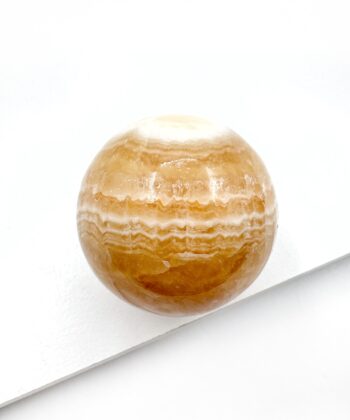 Gul og hvid nuanceret poleret krystal kugle spheres på hvid baggrund