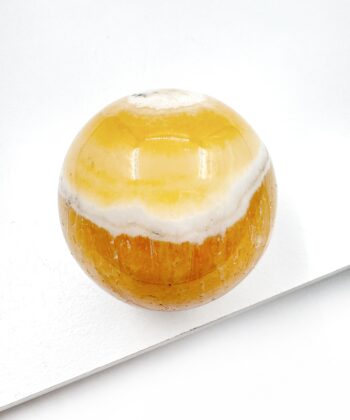 Gul og hvid nuanceret poleret krystal kugle spheres på hvid baggrund