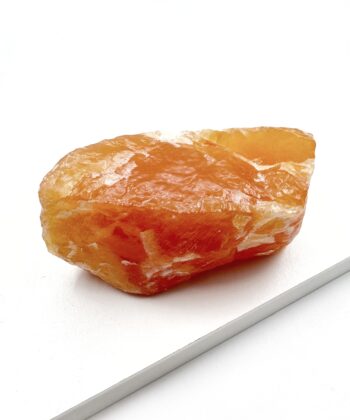 Kraftig gul rå stykke krystalsten på hvid baggrund