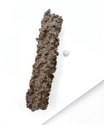 Jordfarvet rå krystalsten mineral på hvid baggrund