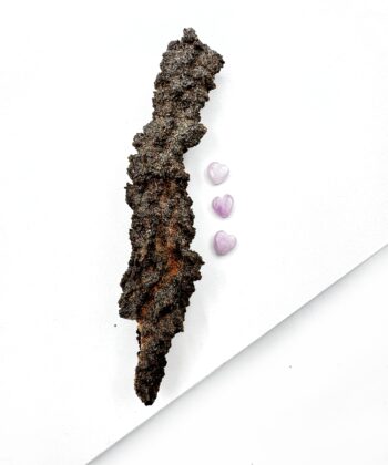 Jordfarvet rå krystalsten mineral på hvid baggrund