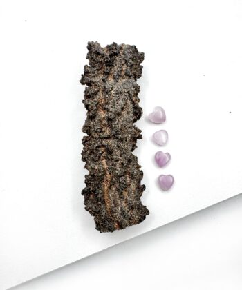 Jordfarvet rå krystalsten mineral på hvid baggrund