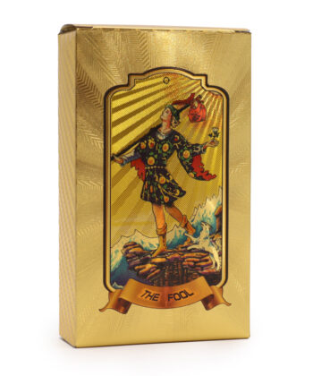 Guldfarvet Tarotkort æske med metalliskskær på hvid baggrund