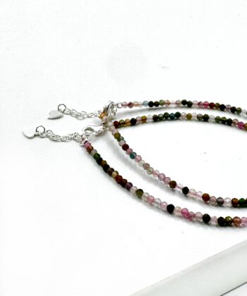 Multifarvet dæmpet toner facetslebet krystalsten armbånd på hvid baggrund