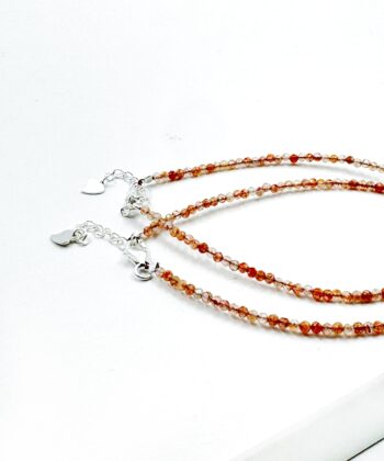 Multifarvet i varme farver facetslebet krystalsten armbånd på hvid baggrund