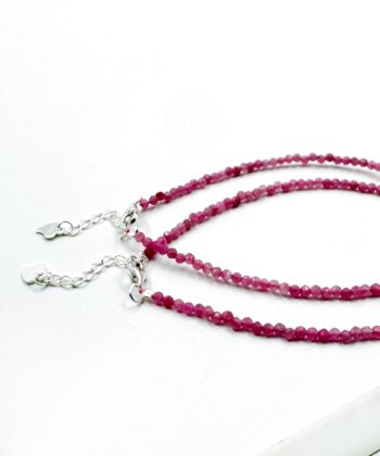 Lyserød pink facetslebet krystalsten armbånd på hvid baggrund