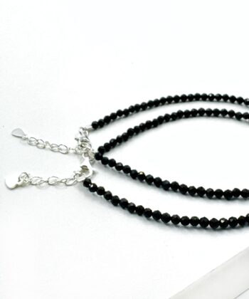 Sort facetslebet krystalsten armbånd på hvid baggrund