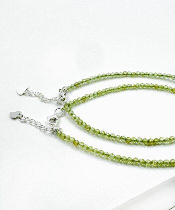 Grøn facetslebet krystalsten armbånd på hvid baggrund