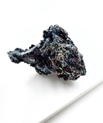 Sort rå heksesten med regnbue flash på hvid baggrund