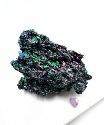 Sort rå heksesten med regnbue flash på hvid baggrund