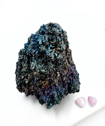 Sort rå heksesten med regnbue flash på hvid baggrund