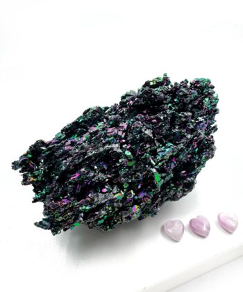 Sort rå heksesten med regnbue flash på hvid baggrund