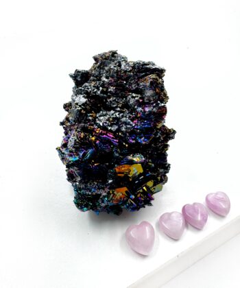 Sort rå heksesten med regnbue flash på hvid baggrund