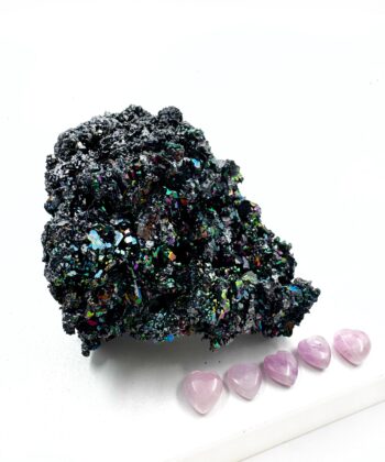 Sort rå heksesten med regnbue flash på hvid baggrund