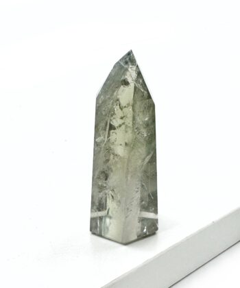 Grønlig klar krystal spids tårn obelisk form på hvid baggrund