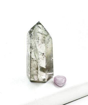 Lys Grønlig klar krystal spids tårn obelisk form på hvid baggrund