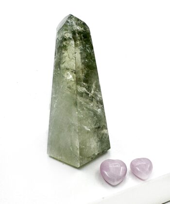 Grønlig klar krystal spids tårn obelisk form på hvid baggrund