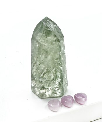 Grønlig klar krystal spids tårn obelisk form på hvid baggrund
