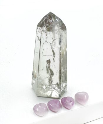 Mild grøn klar krystal spids tårn obelisk form på hvid baggrund