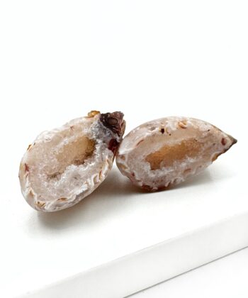 Agat Geode på hvid baggrund