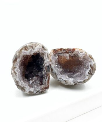 Agat Geode på hvid baggrund