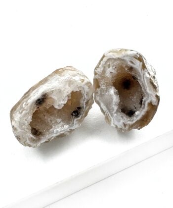 Agat Geode på hvid baggrund