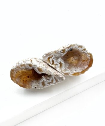 Agat Geode på hvid baggrund