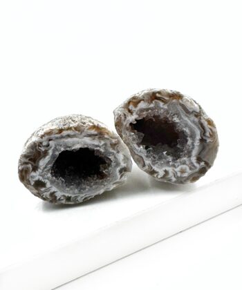 Agat Geode på hvid baggrund