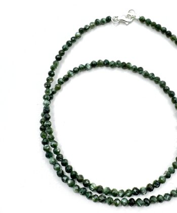 Grøn krystaller i halskæde på hvid baggrund