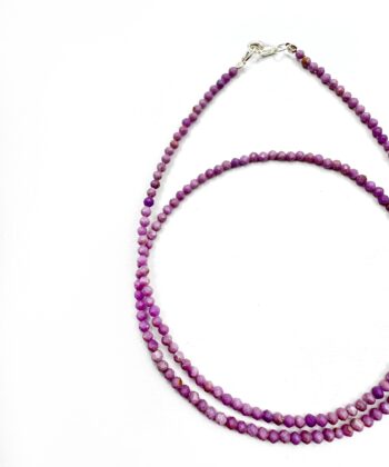 Lilla krystaller i halskæde på hvid baggrund