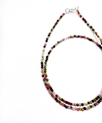 Lilla krystaller i halskæde på hvid baggrund